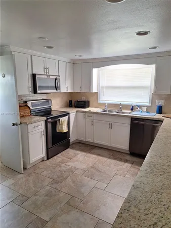 $830,000 | 5525 Southeast Ault Avenue, Stuart, FL 34997