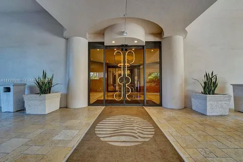 a view of entryway with a livingroom
