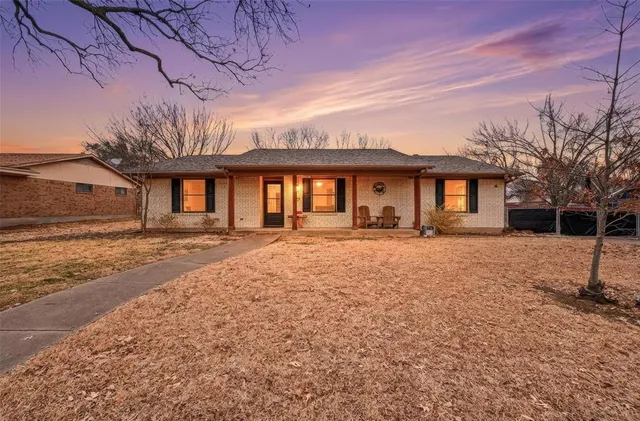 $280,000 | 102 North Valley Street, Red Oak, TX 75154