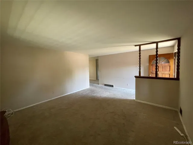 a view of a chandelier in big room and chandelier
