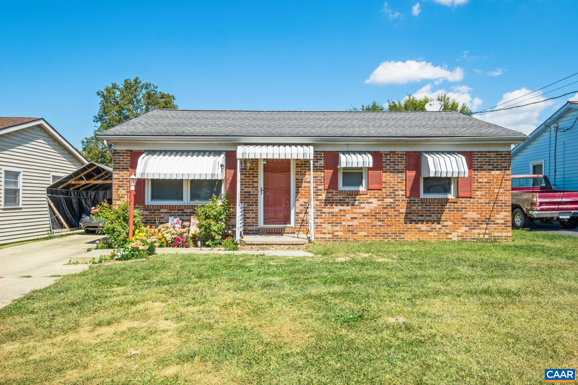 182 Clinton Street Harrisonburg, VA 22802 - Photo 1 of 21 a front view of a house with garden