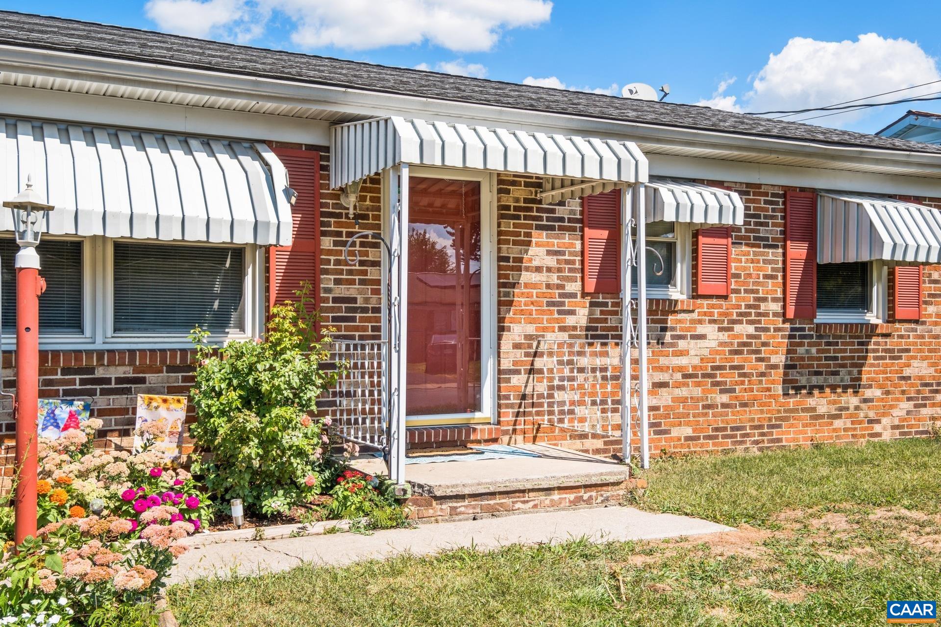 182 Clinton Street Harrisonburg, VA 22802 - Photo 2 of 21 a front view of a house
