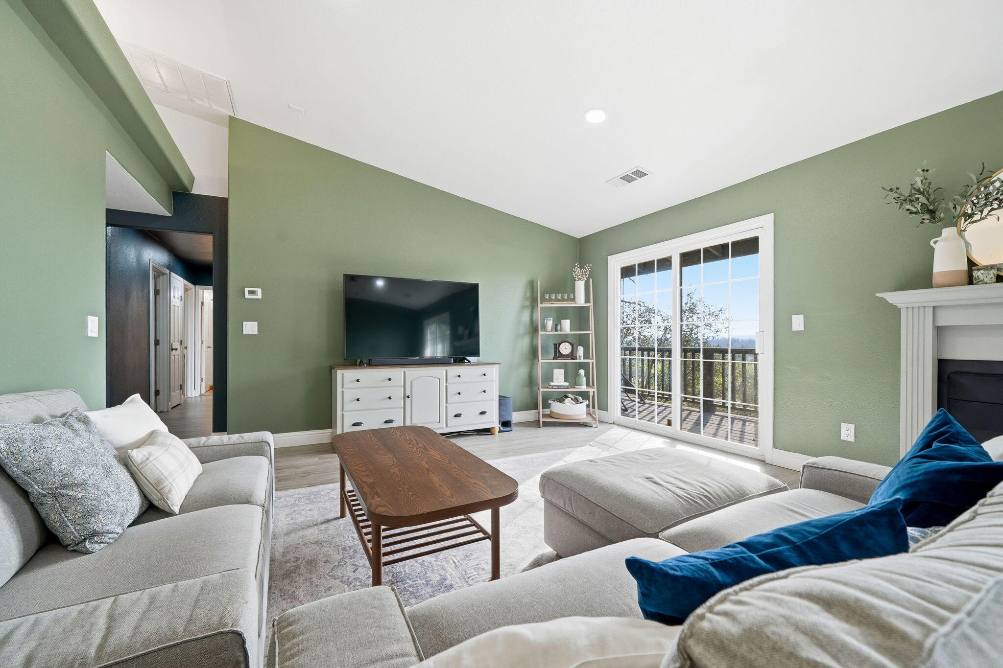 2000 Spur Court Redding, CA 96002 - Photo 5 of 21 6-web-or-mls-IMG-06