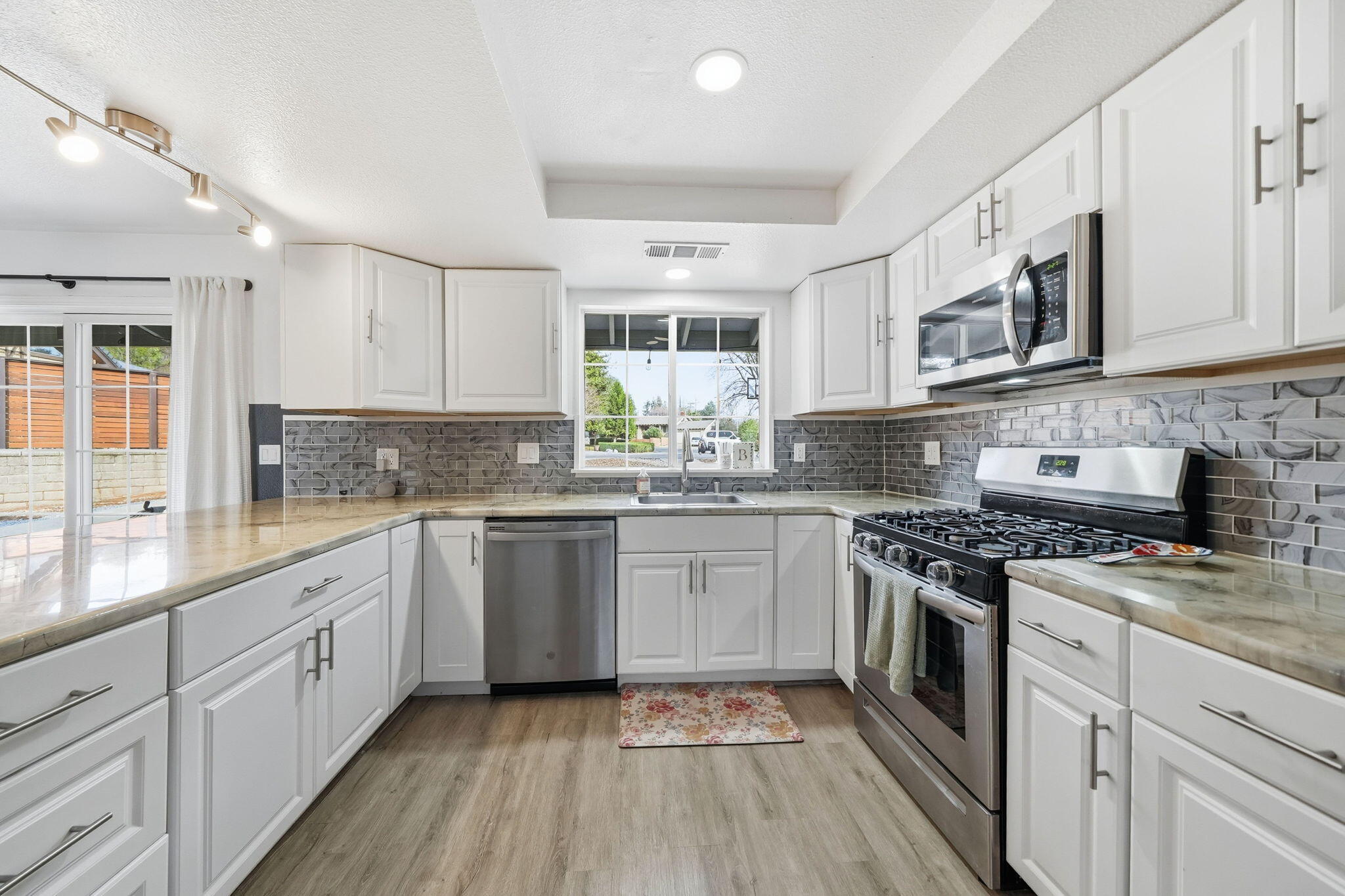 2000 Spur Court Redding, CA 96002 - Photo 10 of 21 12-web-or-mls-IMG-12