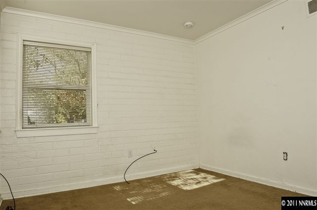 600 Hoge Road Reno, NV 89506 - Photo 8 of 13 a bathroom with a window