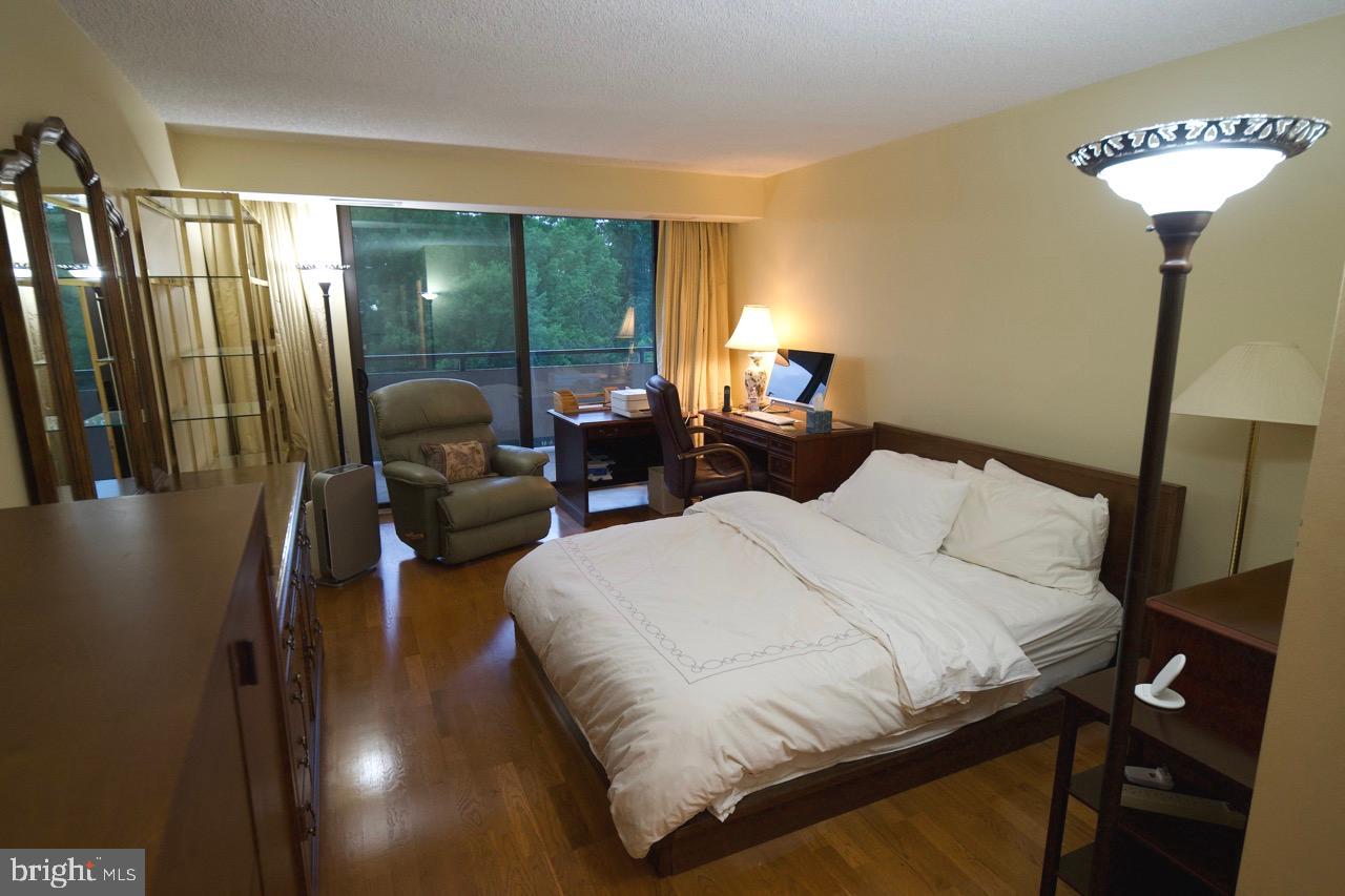 1800 Old Meadow Road, Unit 818 McLean, VA 22102 - Photo 18 of 35 a bedroom with a bed and a lamp