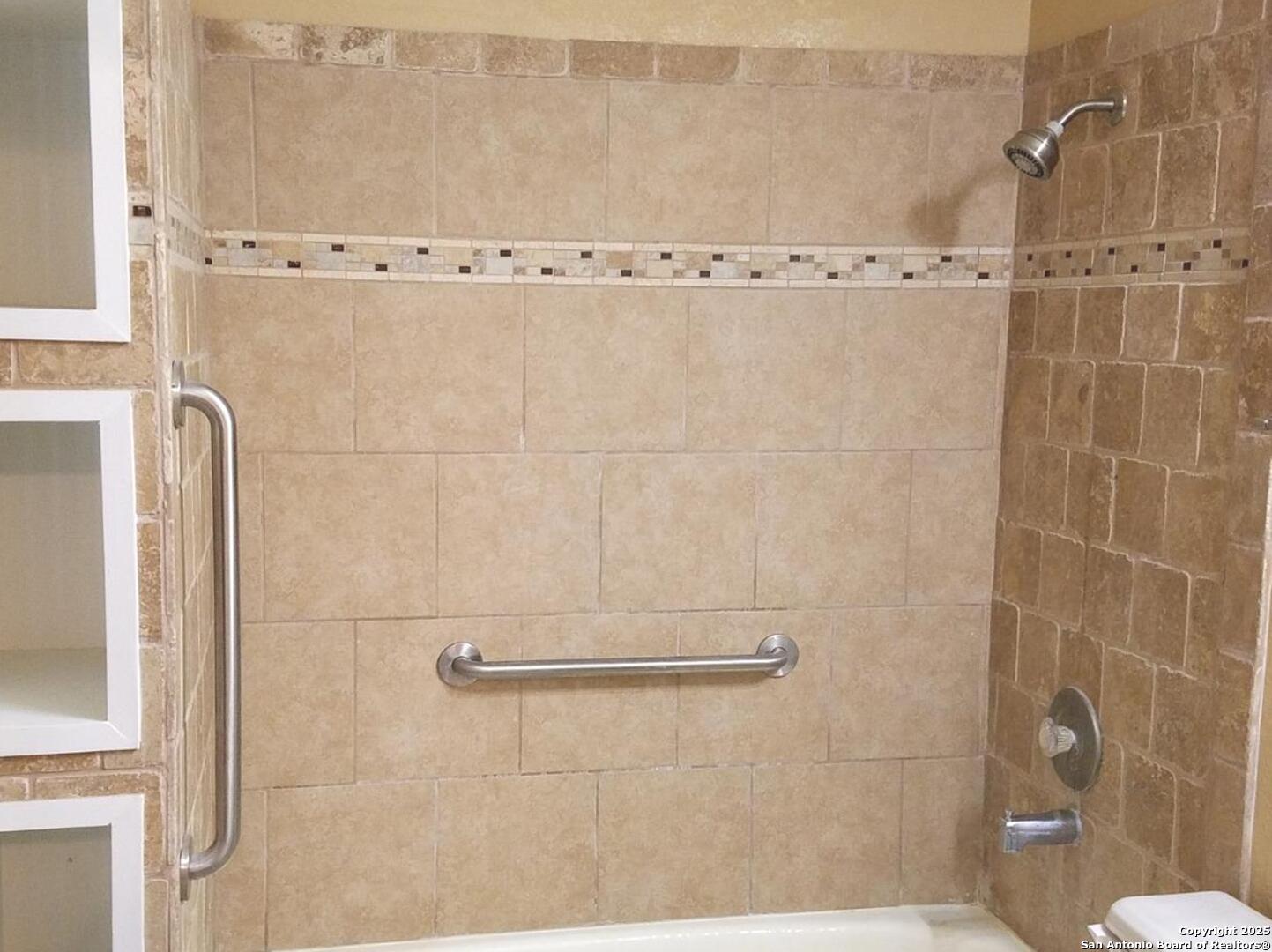 11839 Parliament Drive, Unit 1921 San Antonio, TX 78216 - Photo 10 of 19 a bathroom with a window