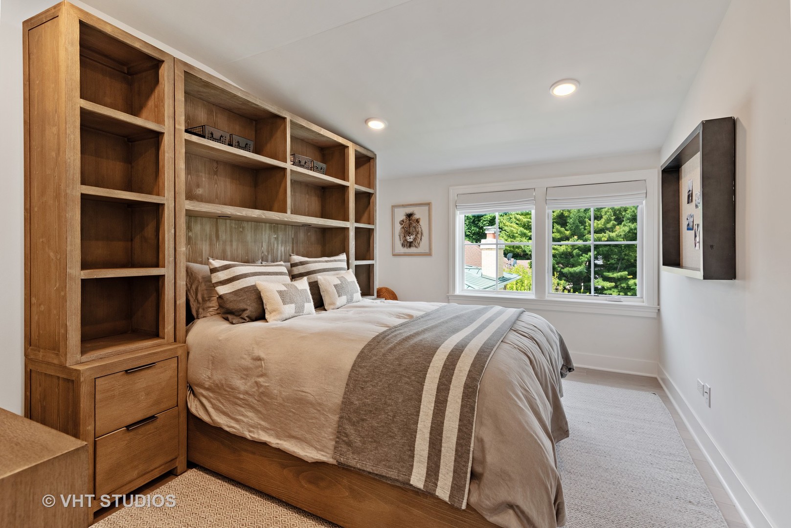 300 Greenleaf Avenue Wilmette, IL 60091 - Photo 19 of 43 a bedroom with a large bed and a window