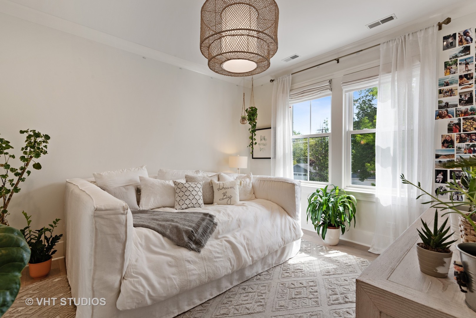300 Greenleaf Avenue Wilmette, IL 60091 - Photo 21 of 43 a living room with furniture and flowers