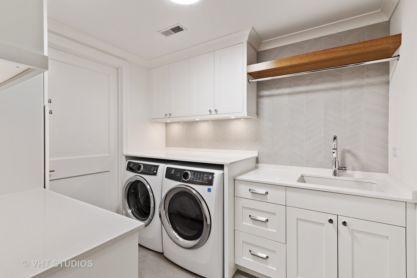300 Greenleaf Avenue Wilmette, IL 60091 - Photo 32 of 43 a utility room with sink dryer and washer