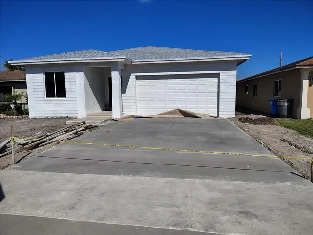a view of backyard of the house
