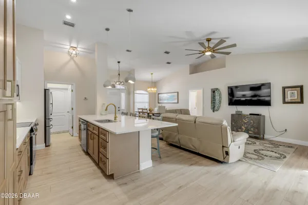 $4,500 | 646 South Pine Street, New Smyrna Beach, FL 32169