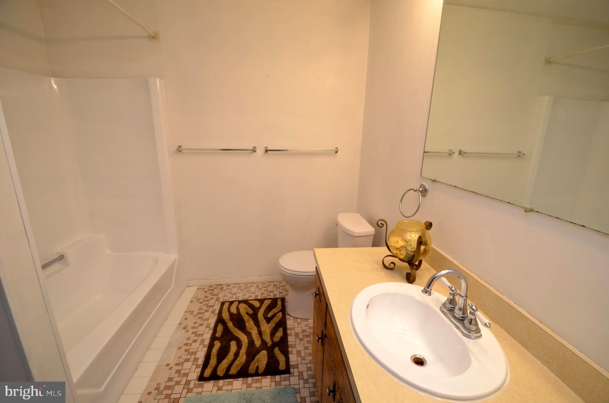 5360 Solomons Island Road Huntingtown, MD 20639 - Photo 41 of 46 Hallway bath