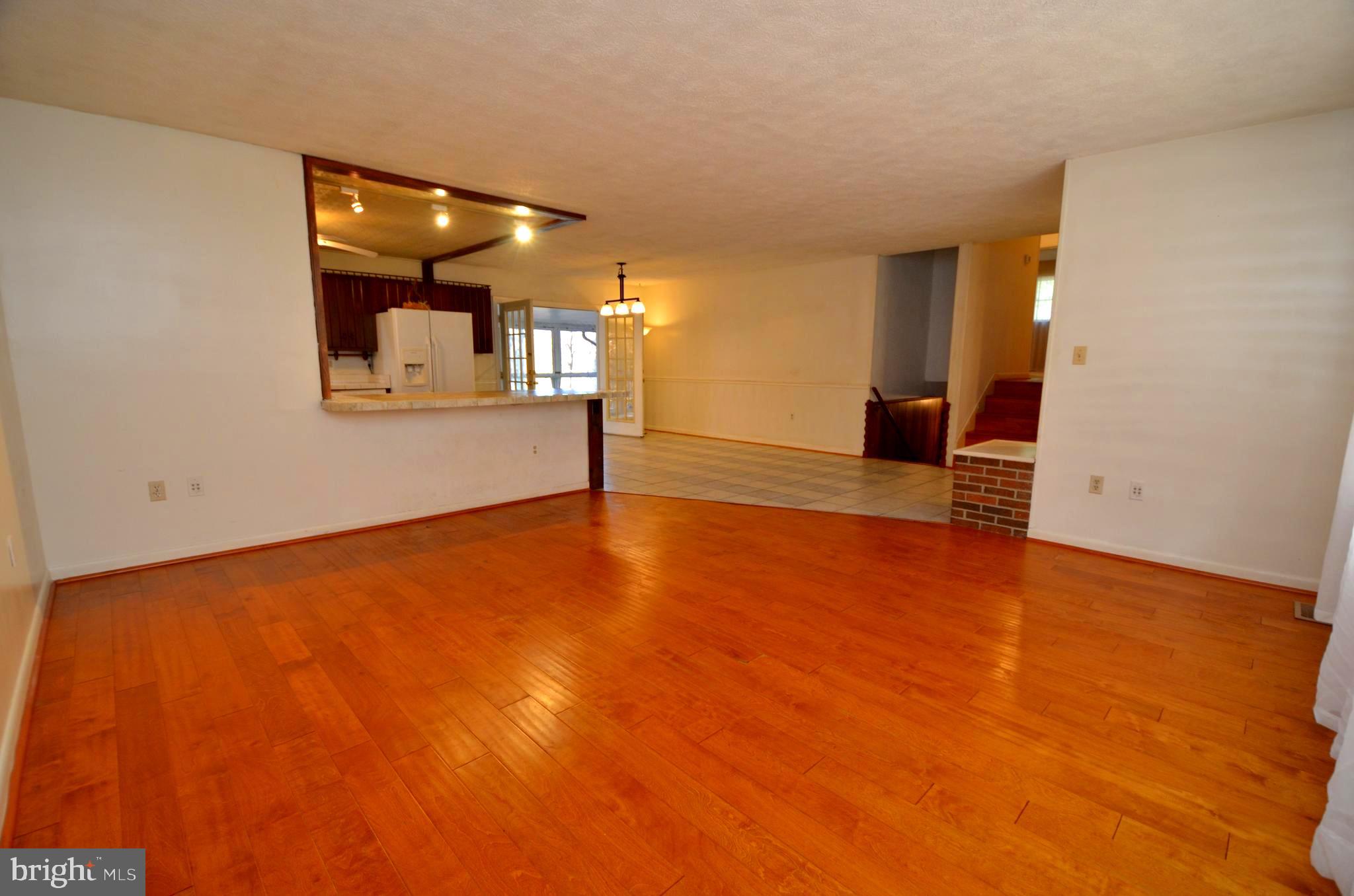 5360 Solomons Island Road Huntingtown, MD 20639 - Photo 7 of 46 Living room