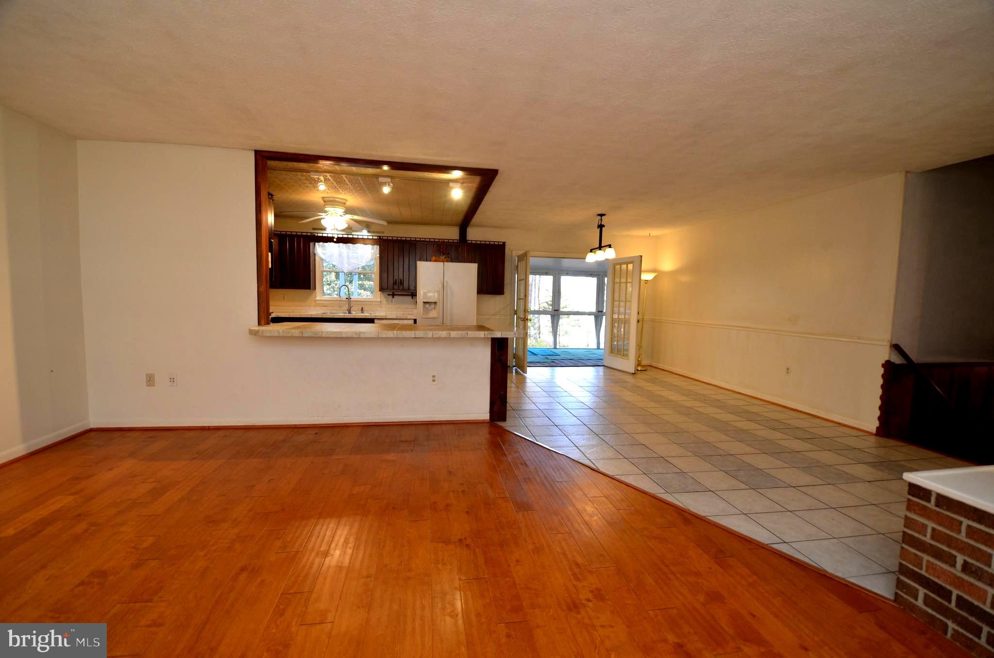 5360 Solomons Island Road Huntingtown, MD 20639 - Photo 8 of 46 Living room