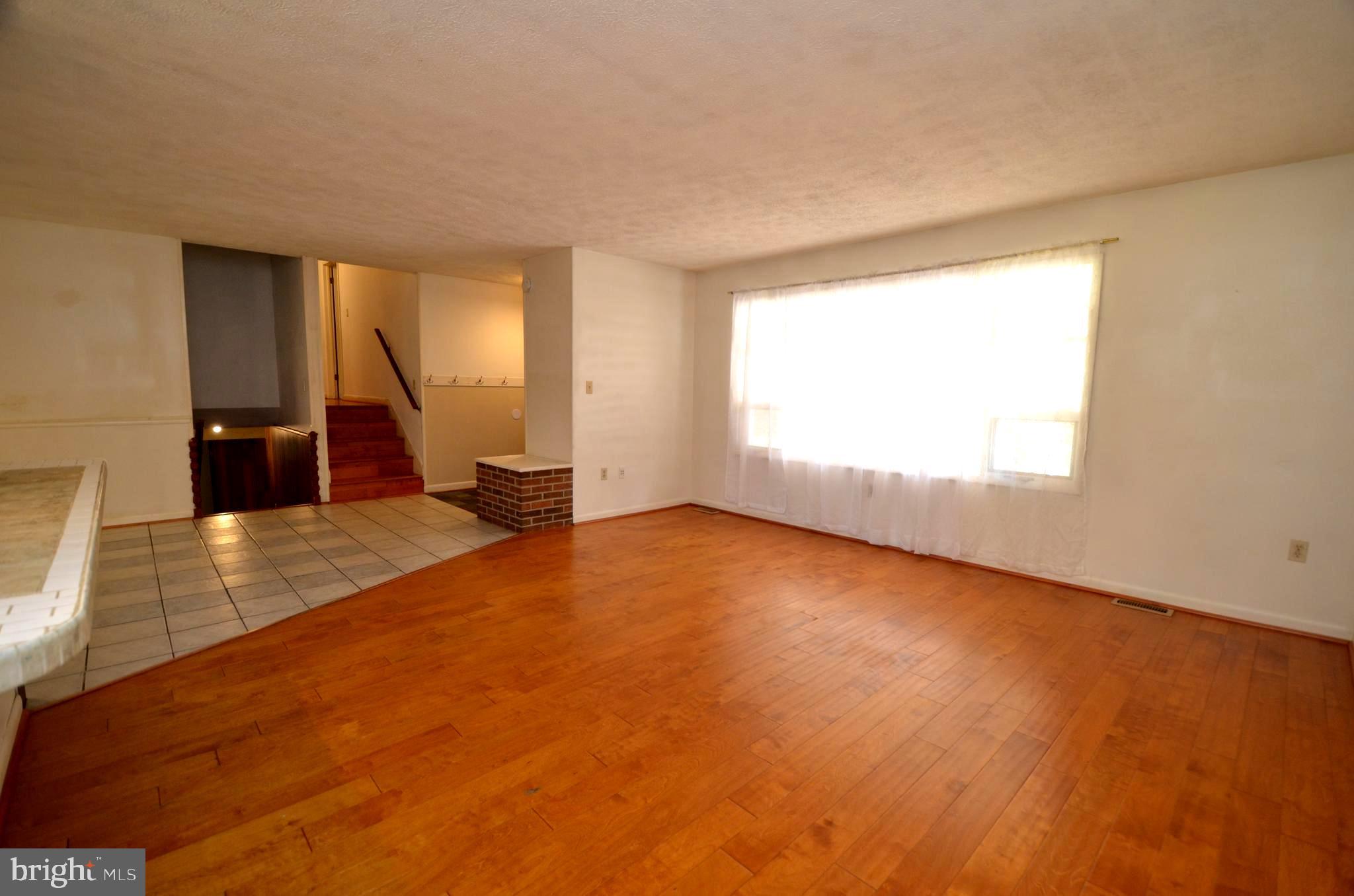 5360 Solomons Island Road Huntingtown, MD 20639 - Photo 9 of 46 Living room