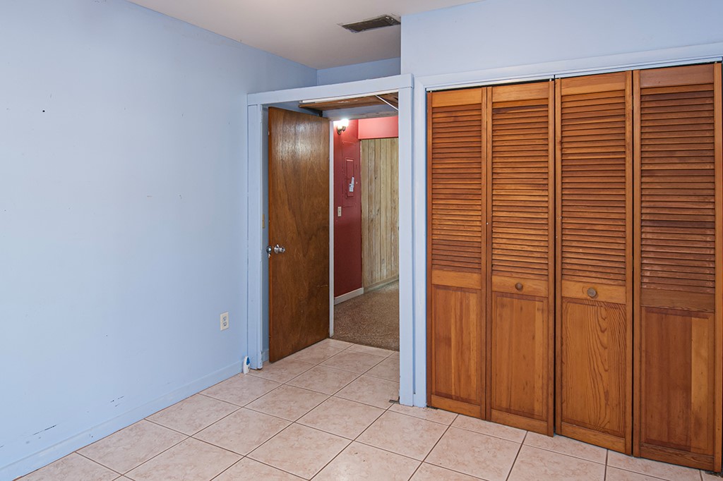 575 Acacia Road Vero Beach, FL 32963 - Photo 22 of 28 an empty room with windows