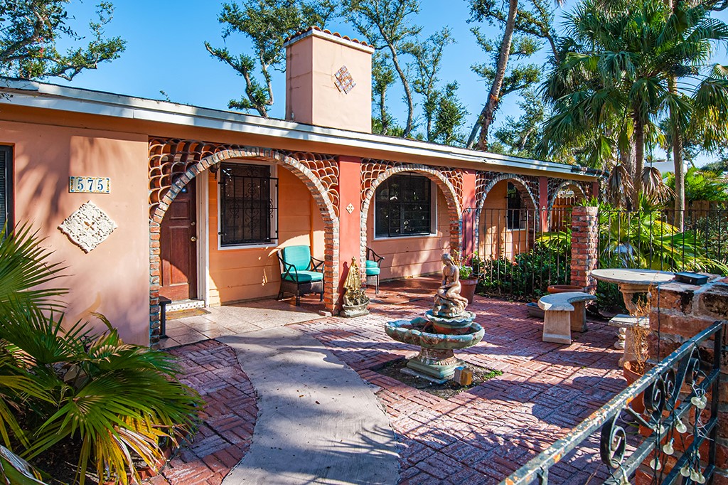 575 Acacia Road Vero Beach, FL 32963 - Photo 5 of 28 a view of a two chairs in the patio