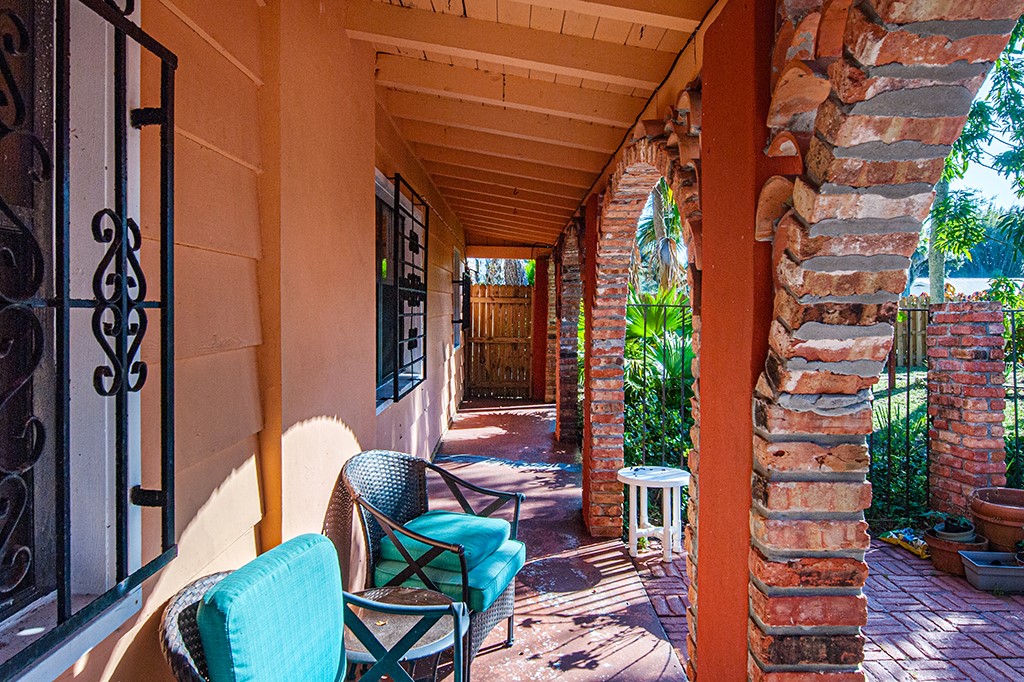 575 Acacia Road Vero Beach, FL 32963 - Photo 6 of 28 a view of a patio with table and chairs and potted plants