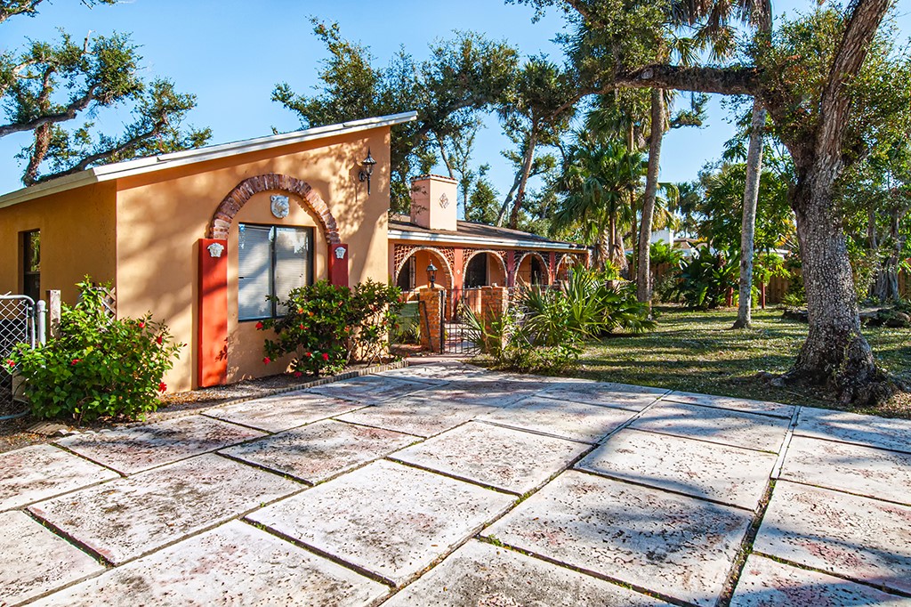 575 Acacia Road Vero Beach, FL 32963 - Photo 7 of 28 a front view of a house with garden