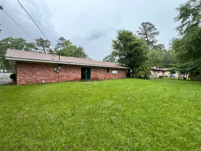 a view of yard with green space