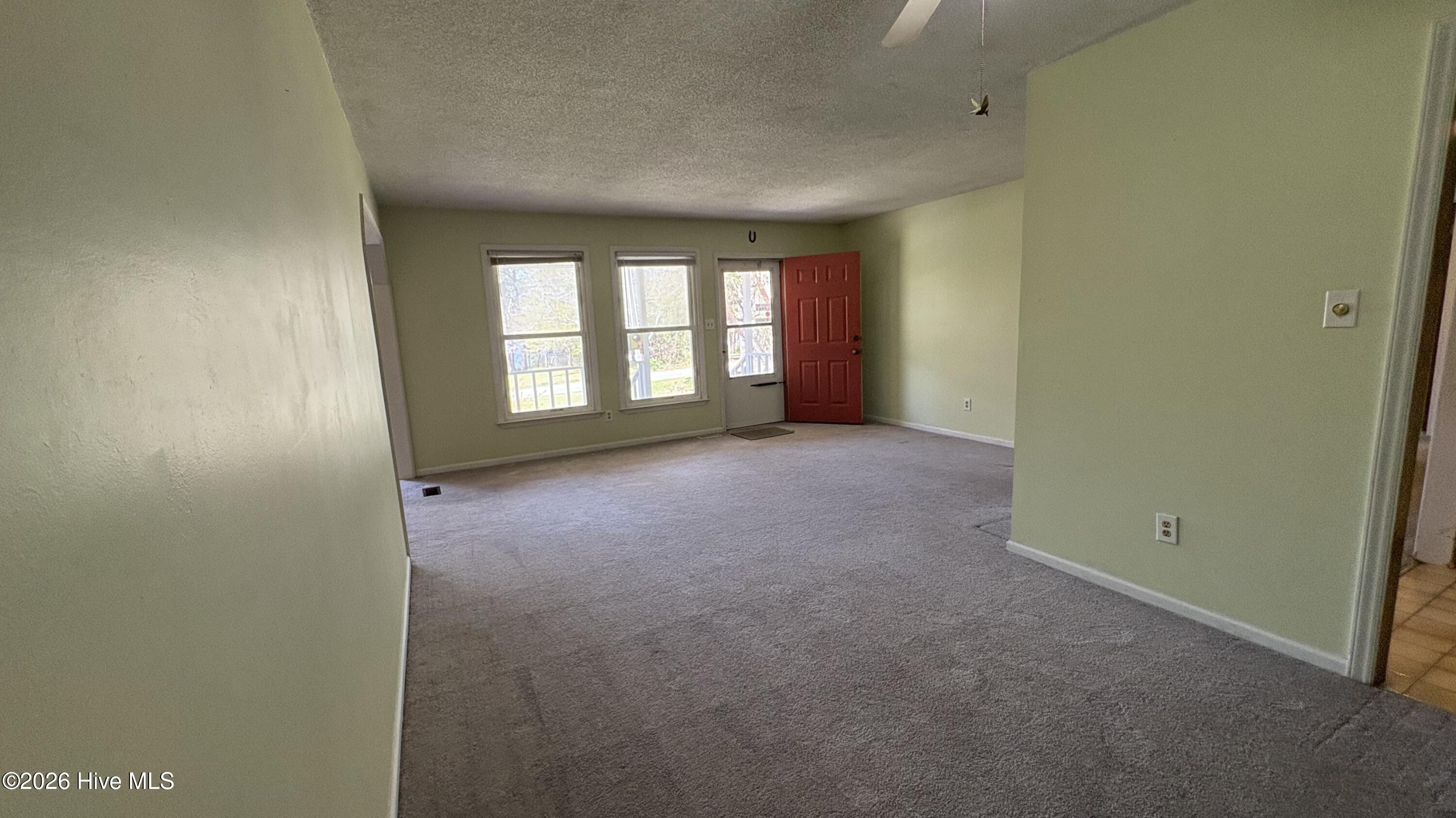 32 Arrowhead Drive Hubert, NC 28539 - Photo 6 of 21 Entry /Living room