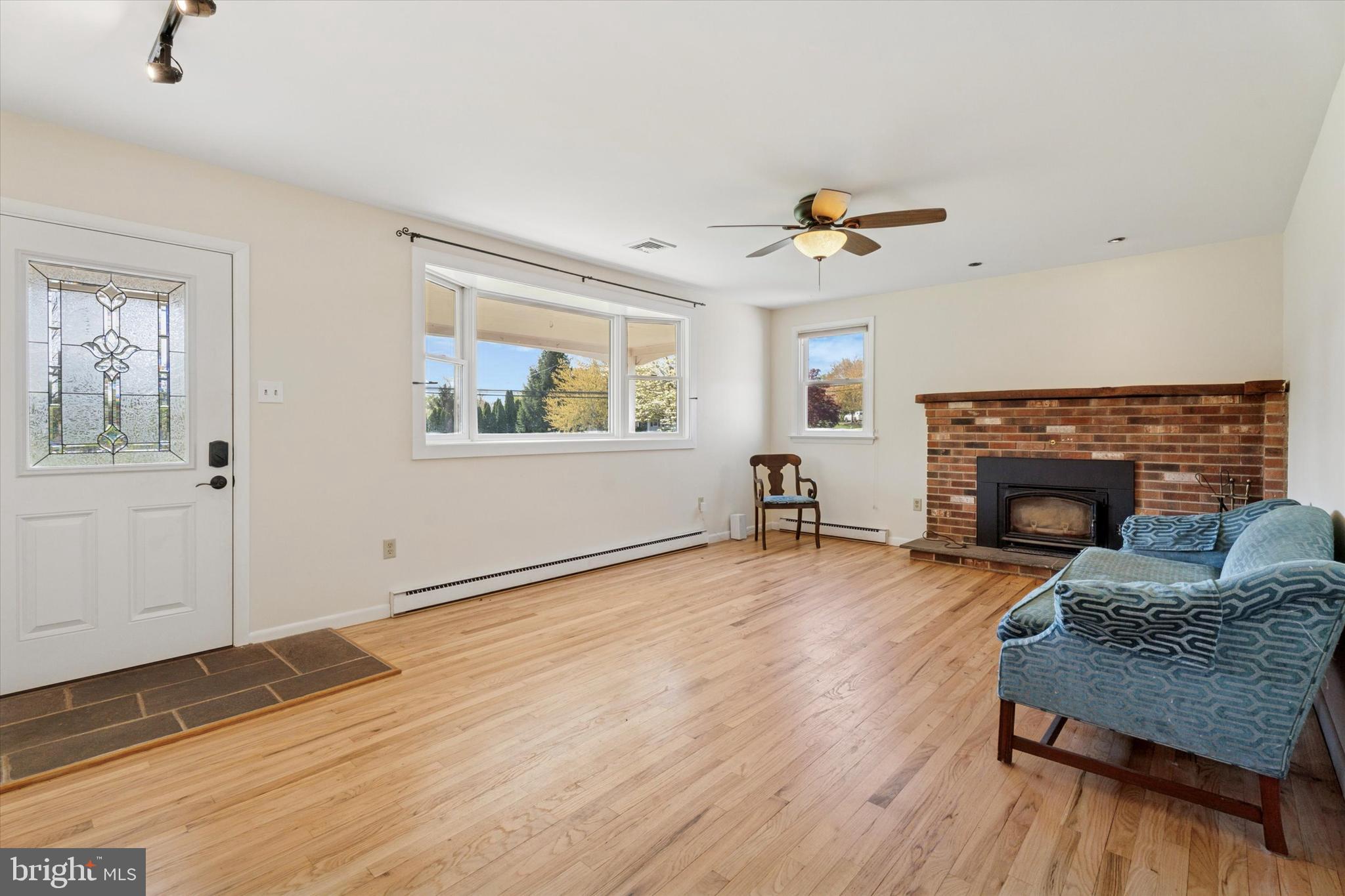 509 Vaughn Road Royersford, PA 19468 - Photo 4 of 40 Living Room