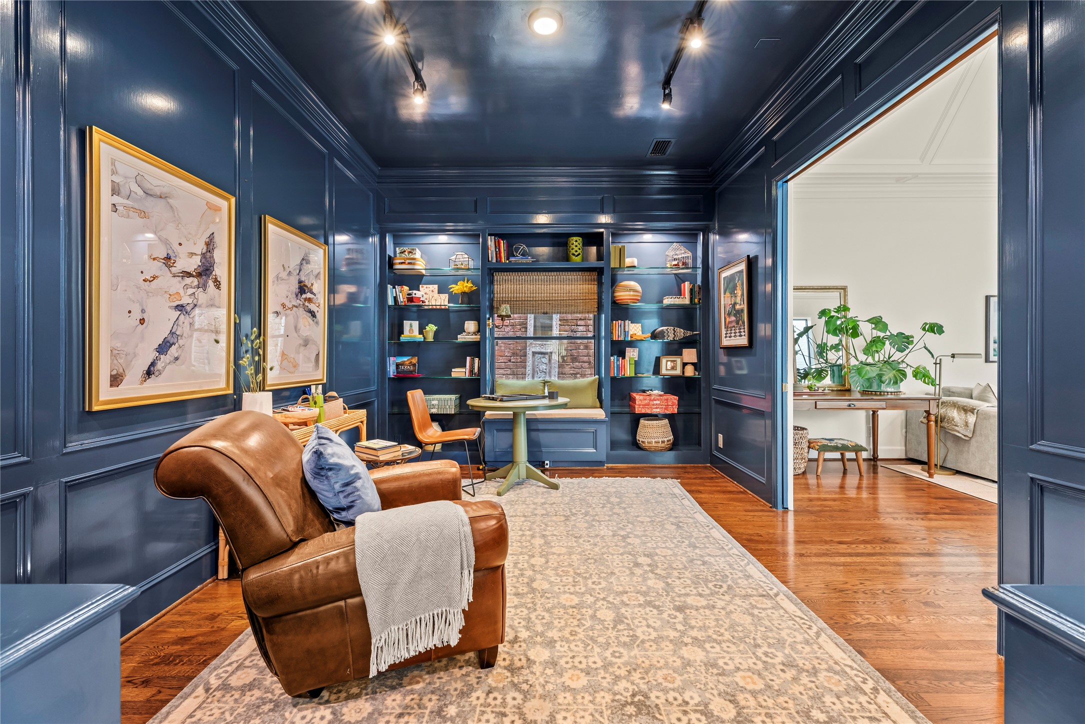 987 South Post Oak Lane Houston, TX 77056 - Photo 18 of 46 a outdoor living space with furniture and a potted plant