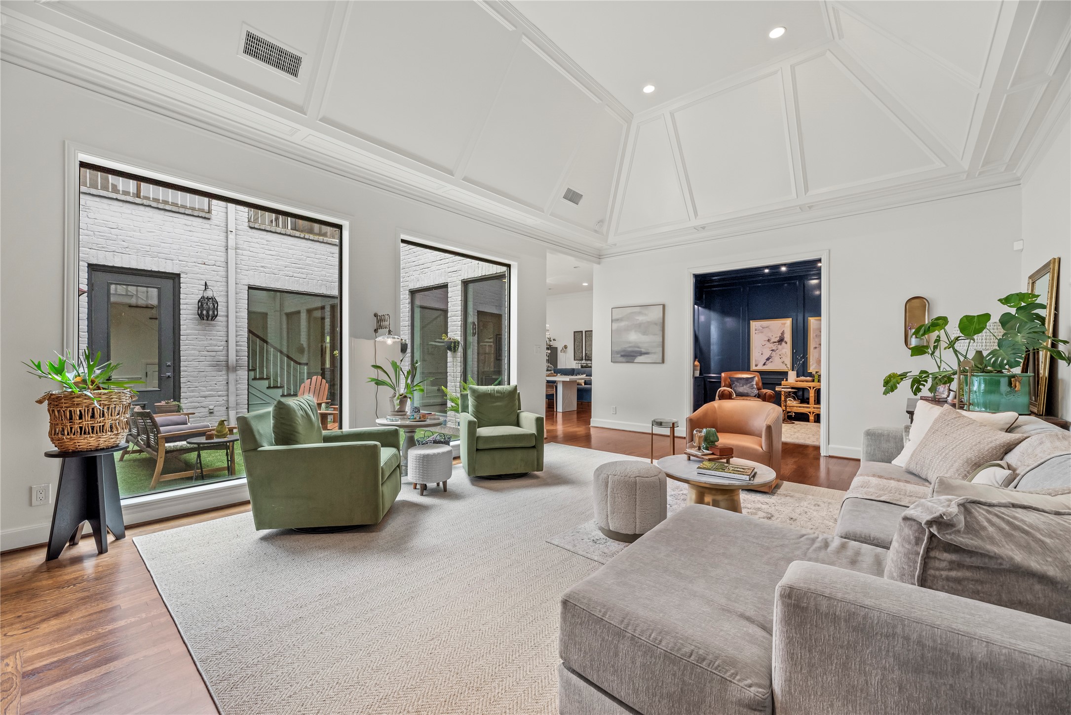 987 South Post Oak Lane Houston, TX 77056 - Photo 20 of 46 a living room with furniture and a potted plant