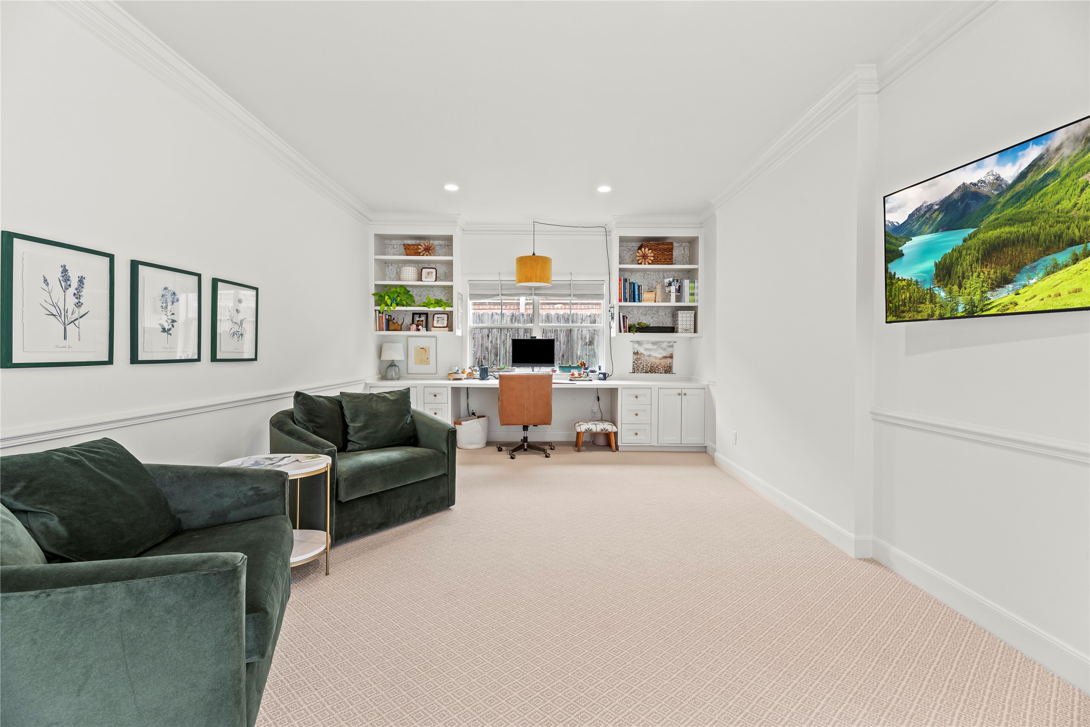 987 South Post Oak Lane Houston, TX 77056 - Photo 26 of 46 a living room with furniture and a flat screen tv