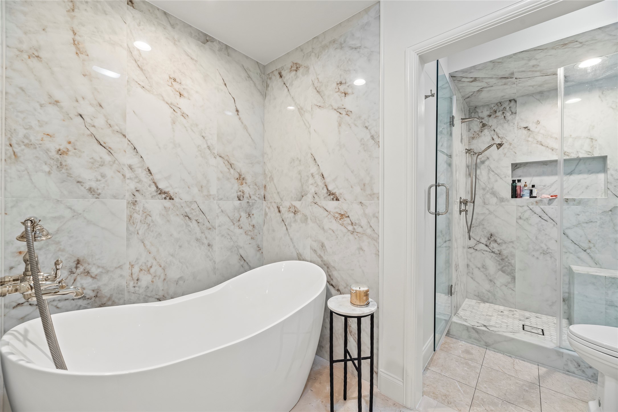 987 South Post Oak Lane Houston, TX 77056 - Photo 28 of 46 a bathroom with a bathtub and shower