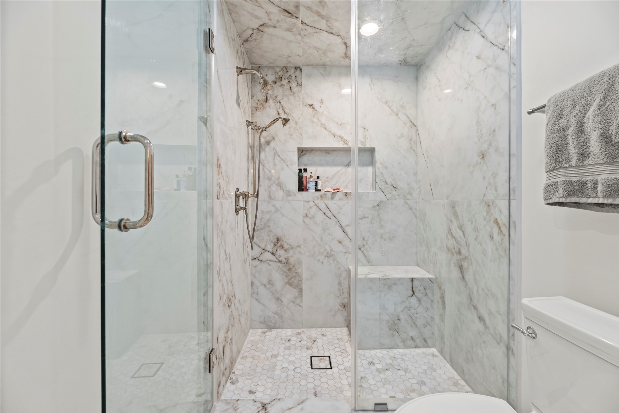 987 South Post Oak Lane Houston, TX 77056 - Photo 29 of 46 a bathroom with a shower