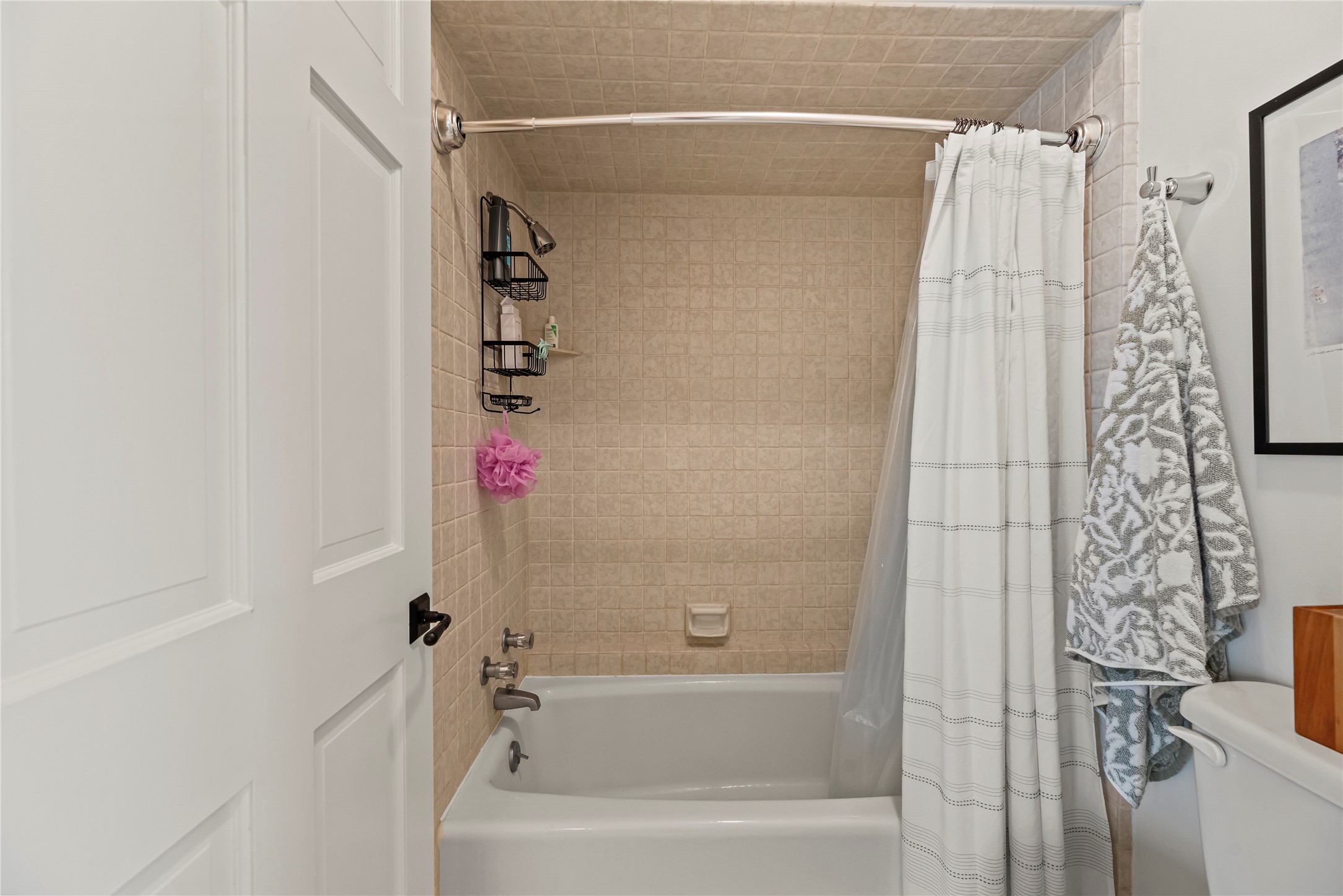 987 South Post Oak Lane Houston, TX 77056 - Photo 32 of 46 a bathroom with a shower curtain and a bathtub