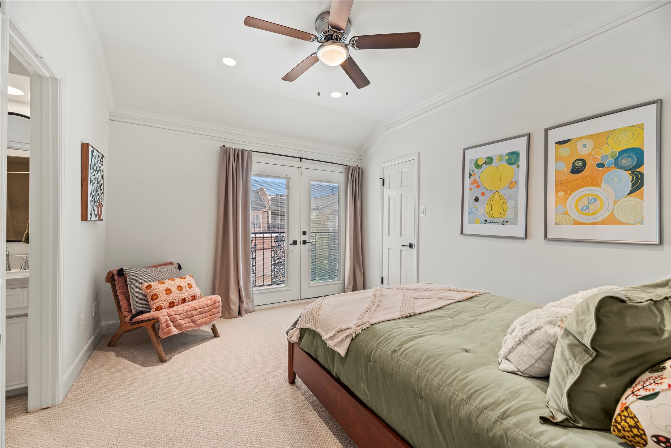 987 South Post Oak Lane Houston, TX 77056 - Photo 33 of 46 a bedroom with a bed and a chandelier