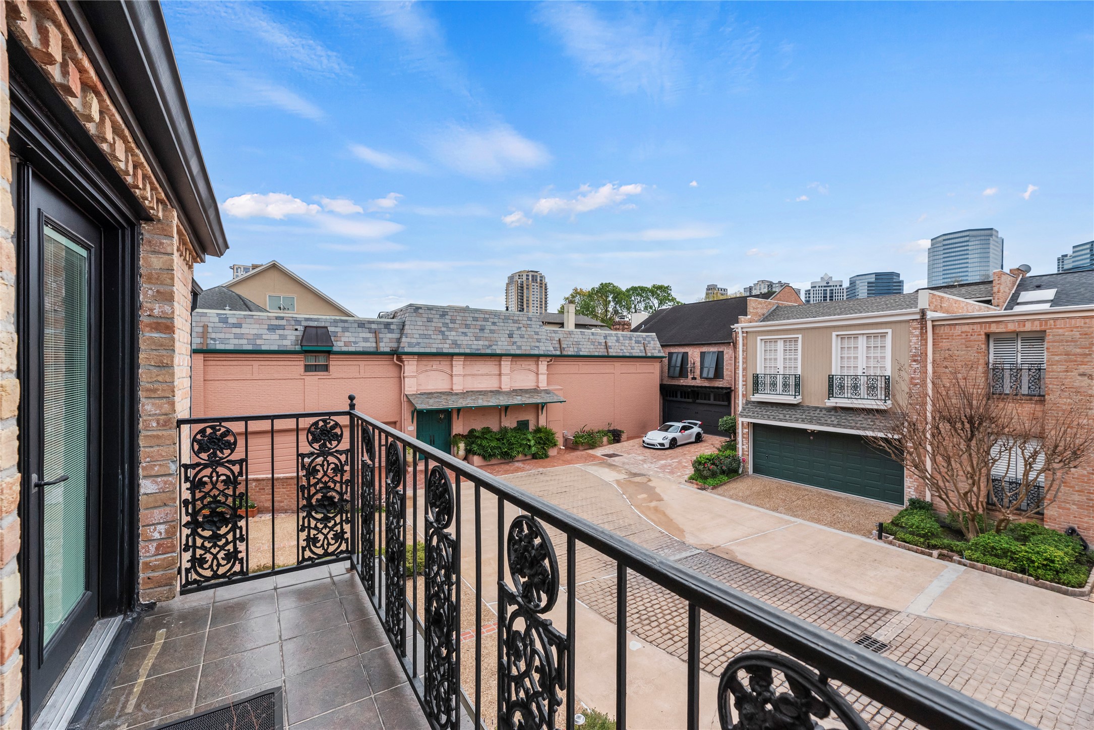 987 South Post Oak Lane Houston, TX 77056 - Photo 34 of 46 a view of balcony with furniture
