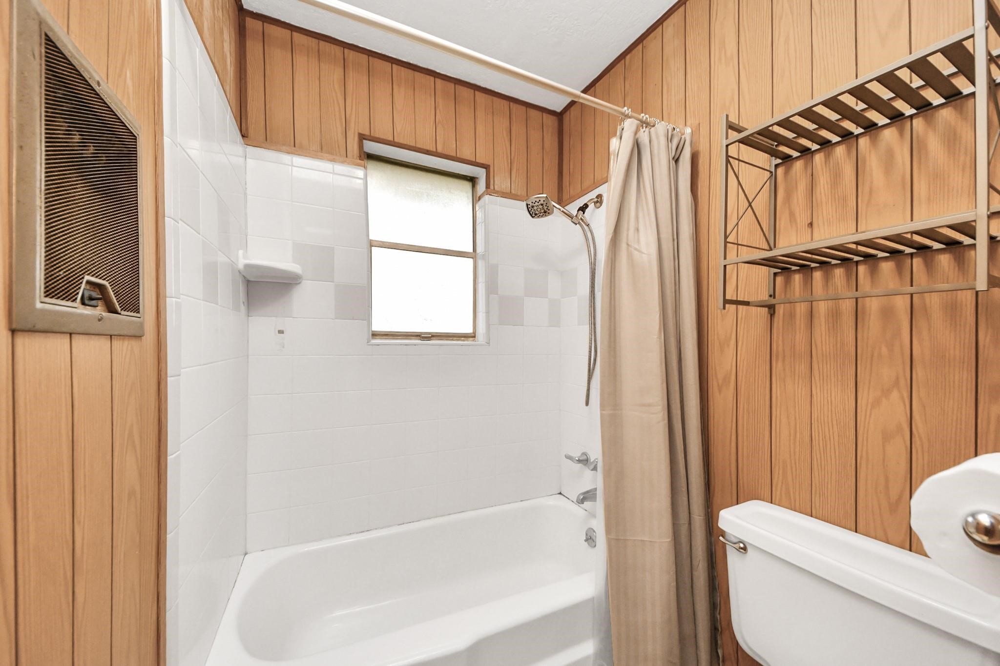 13610 Furman Road Houston, TX 77047 - Photo 20 of 25 a bathroom with a toilet a sink and bathtub