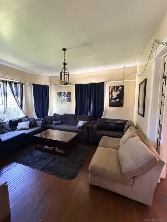 $11,800 | 2803 Menlo Avenue, Los Angeles, CA 90007