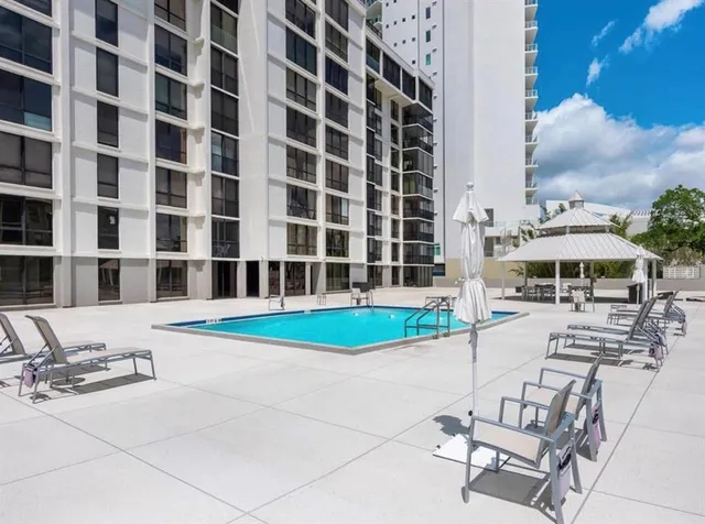 $3,950 | 707 South Gulfstream Avenue, Unit 301, Sarasota, FL 34236