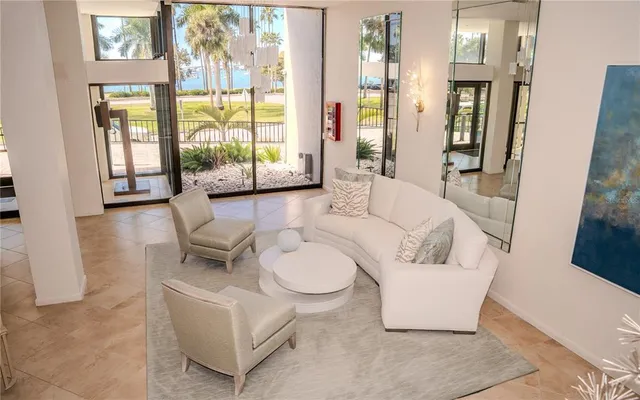 $3,950 | 707 South Gulfstream Avenue, Unit 301, Sarasota, FL 34236