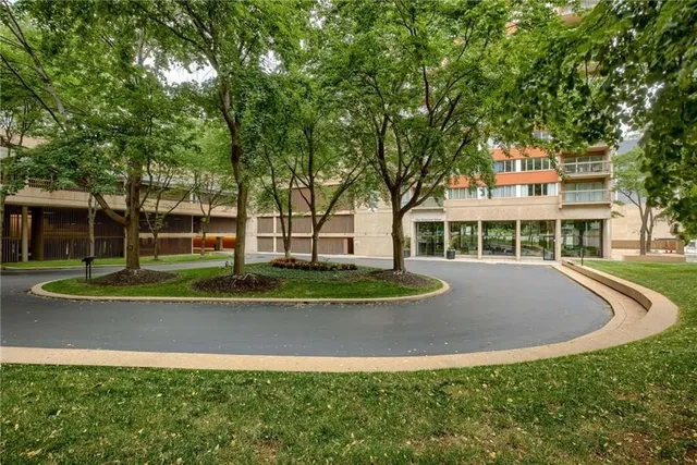 $349,000 | 2510 Grand Boulevard, Unit 2401, Kansas City, MO 64108