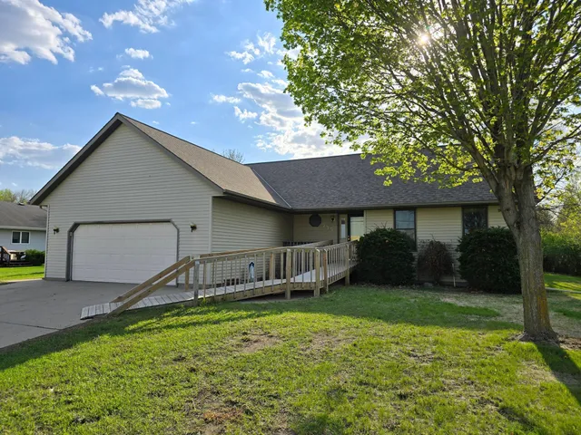 $300,000 | 735 10th Avenue South, Waite Park, MN 56387