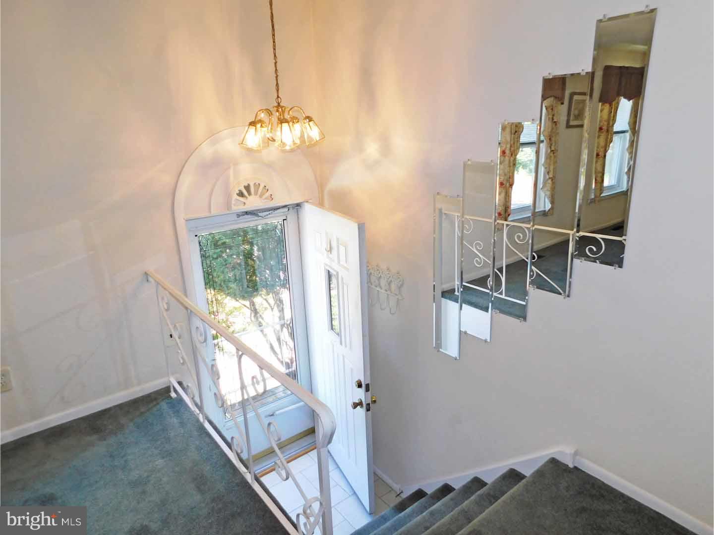 243 Goodford Road Philadelphia, PA 19154 - Photo 3 of 19 Foyer
