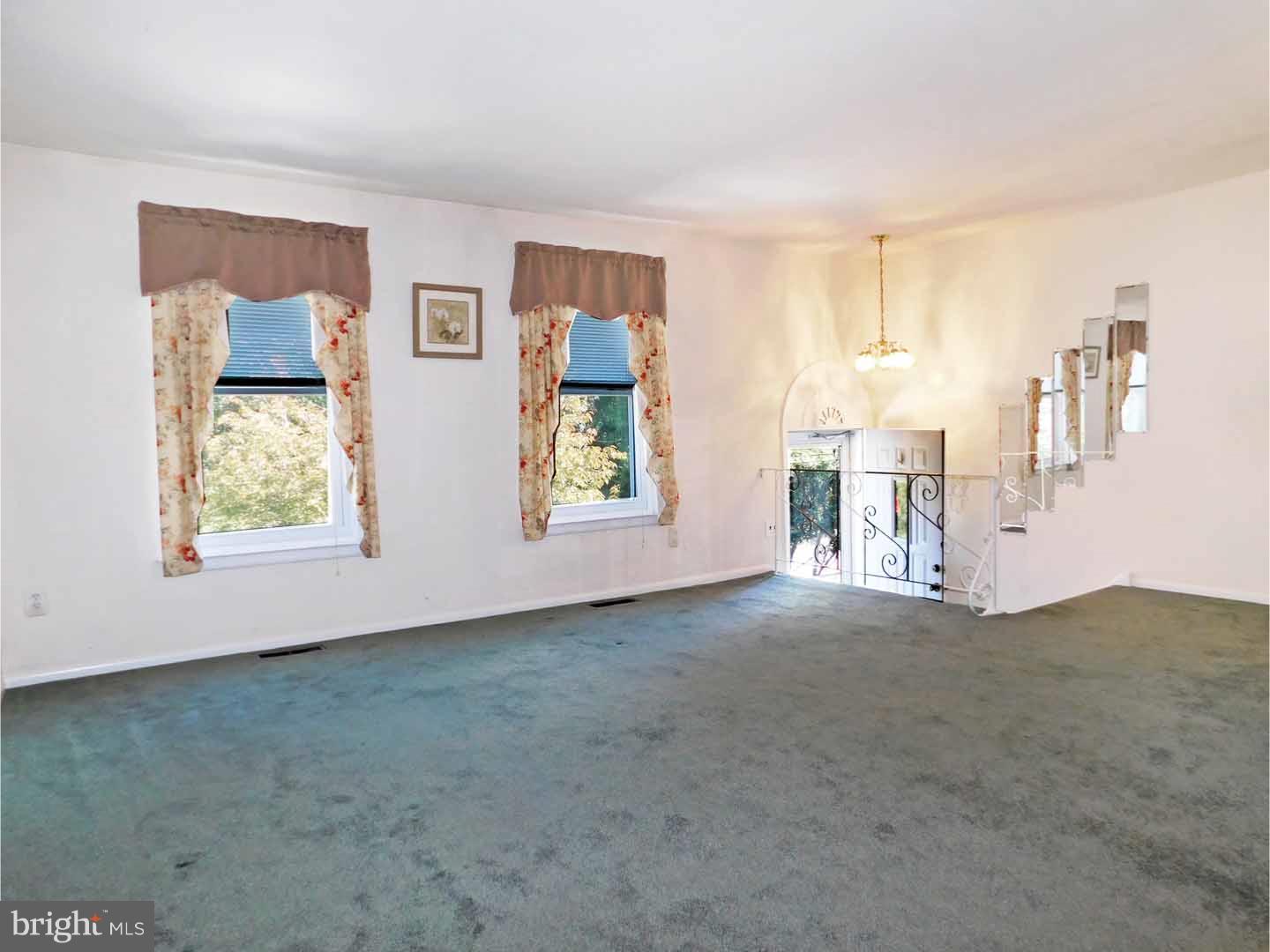 243 Goodford Road Philadelphia, PA 19154 - Photo 4 of 19 Living Room