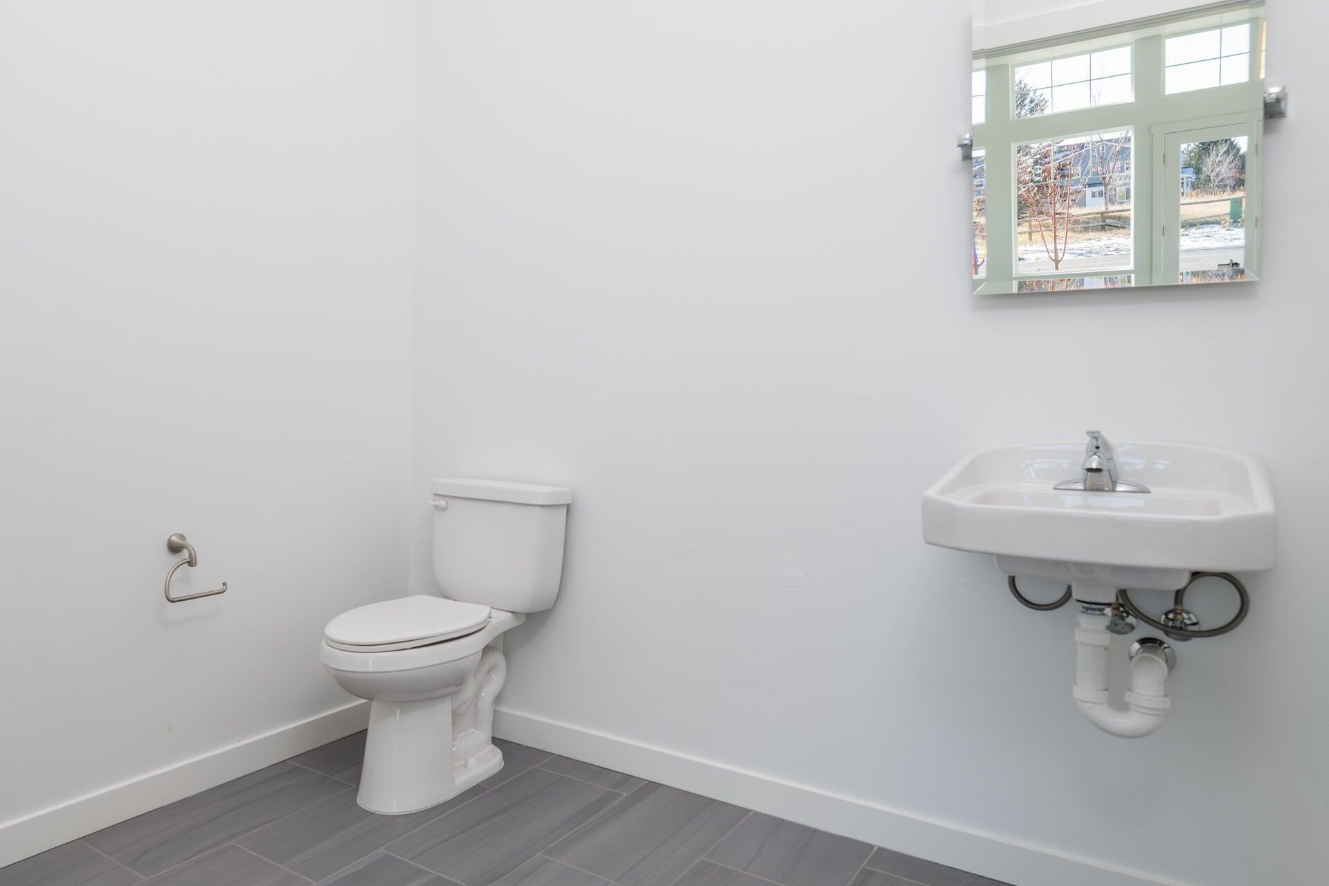 809 Countryside Boulevard Hailey, ID 83333 - Photo 12 of 35 Commercial Space Bathroom