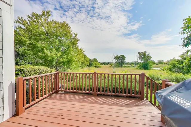 a view of deck and city view