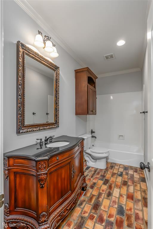 1012 Conti Circle Shreveport, LA 71106 - Photo 27 of 40 a bathroom with a sink a mirror and a bathtub