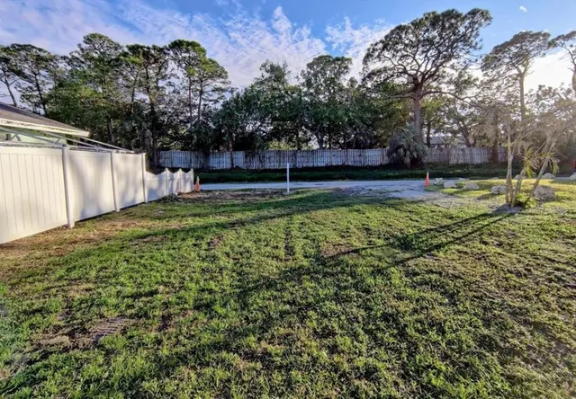 a view of a backyard