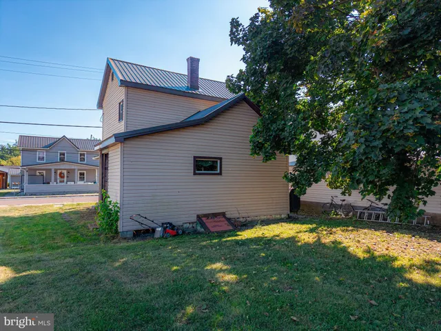 a view of a backyard