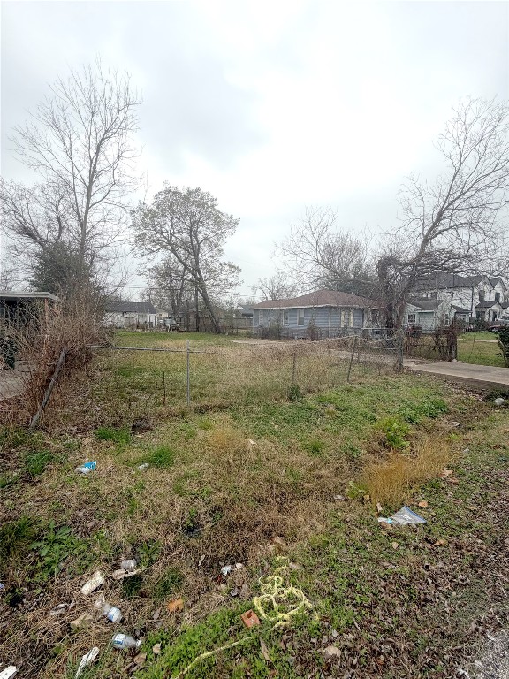 3454 Nathaniel Brown Street Houston, TX 77021 - Photo 4 of 10 a view of a field with an trees