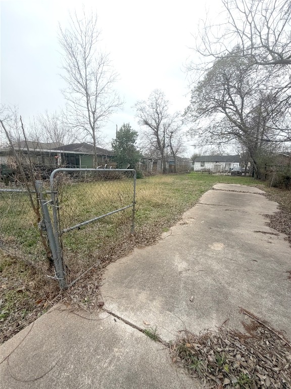 3454 Nathaniel Brown Street Houston, TX 77021 - Photo 6 of 10 a view of a yard with wooden fence